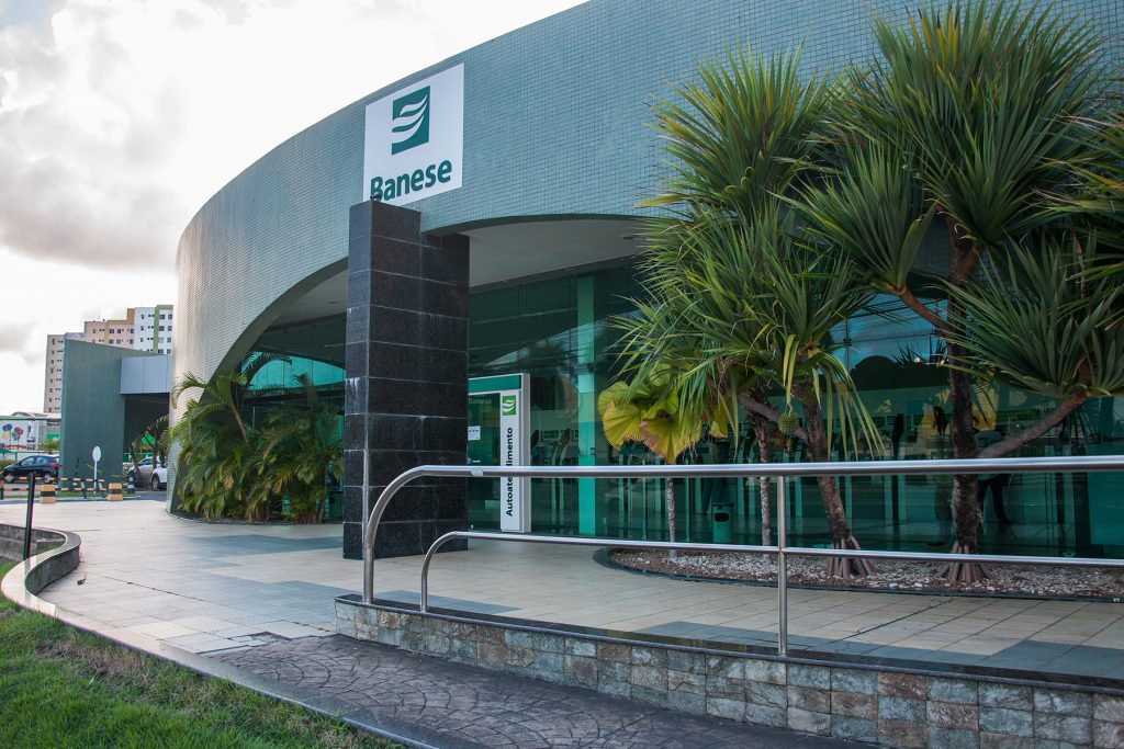 Fachada da Agência Antônio Carlos Franco do Banese, localizada em frente ao Shopping Jardins em Aracaju.