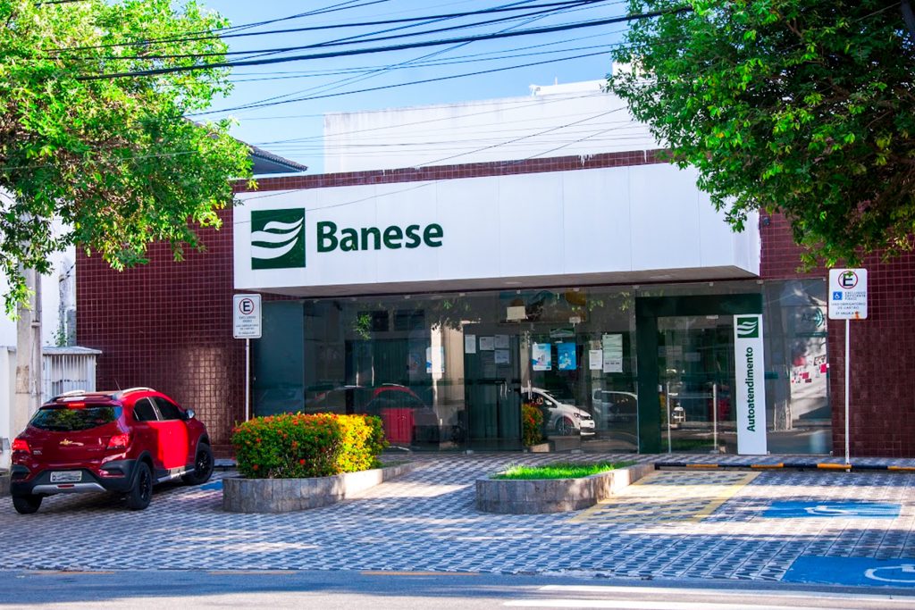 Imagem da fachada da agência do Banese com logomarca e nome do banco.