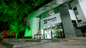 Fachada da agência Banese + Agro, iluminada na cor verde.