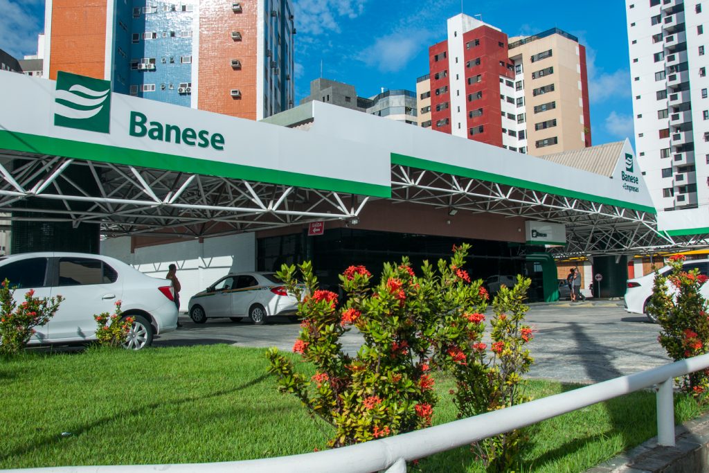 Fachada de agência do Banese com a logormara do banco em destaque.
