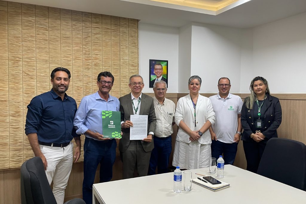 Equipe do Banese e da PrimasaCamel: com o presidente do banco Marco Queiroz ao centro, e no lado direito estão os sócios da construtora Sérgio Smith, e Sérgio Smith Júnior; e ao lado esquerdo estão o diretor de crédito e serviços do banco, Wesley Cabral; a superintendente de Habitação, Mariana Amaral; e a gerente de Habitação Lucineide.